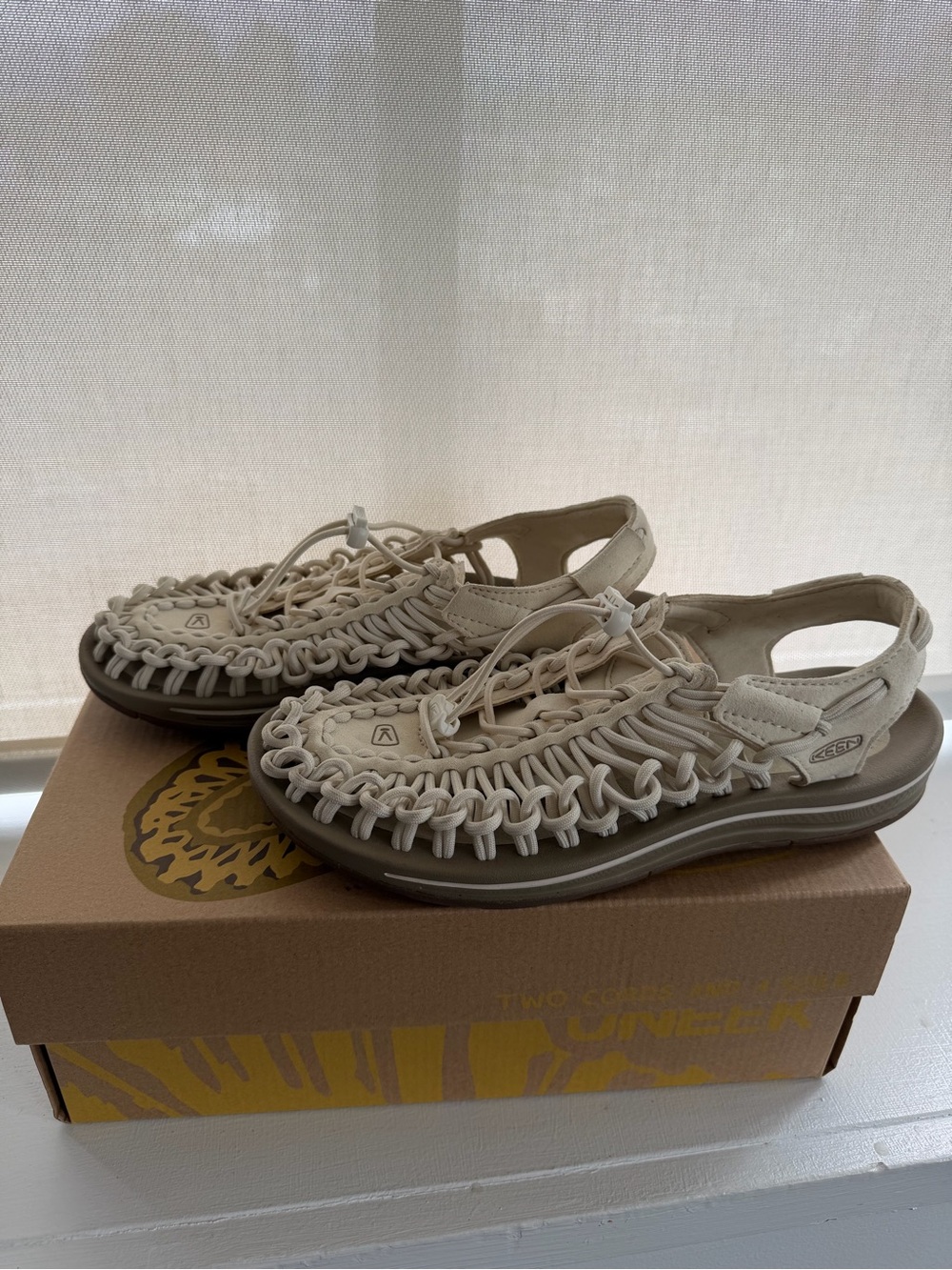 KEEN Uneek Sandals Women’s 8 White Cap Cornstalk Colour EUC Worn Twice - Picture 3 of 14